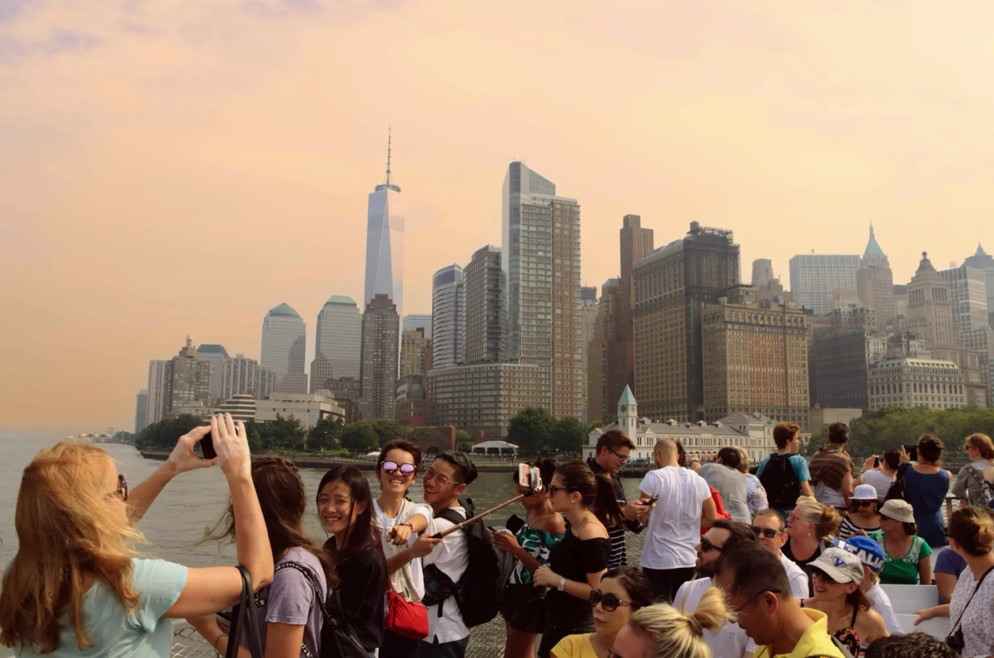 台灣交換學生在紐約港，眺望曼哈頓天際線 · Taiwanese exchange students seeing Manhattan